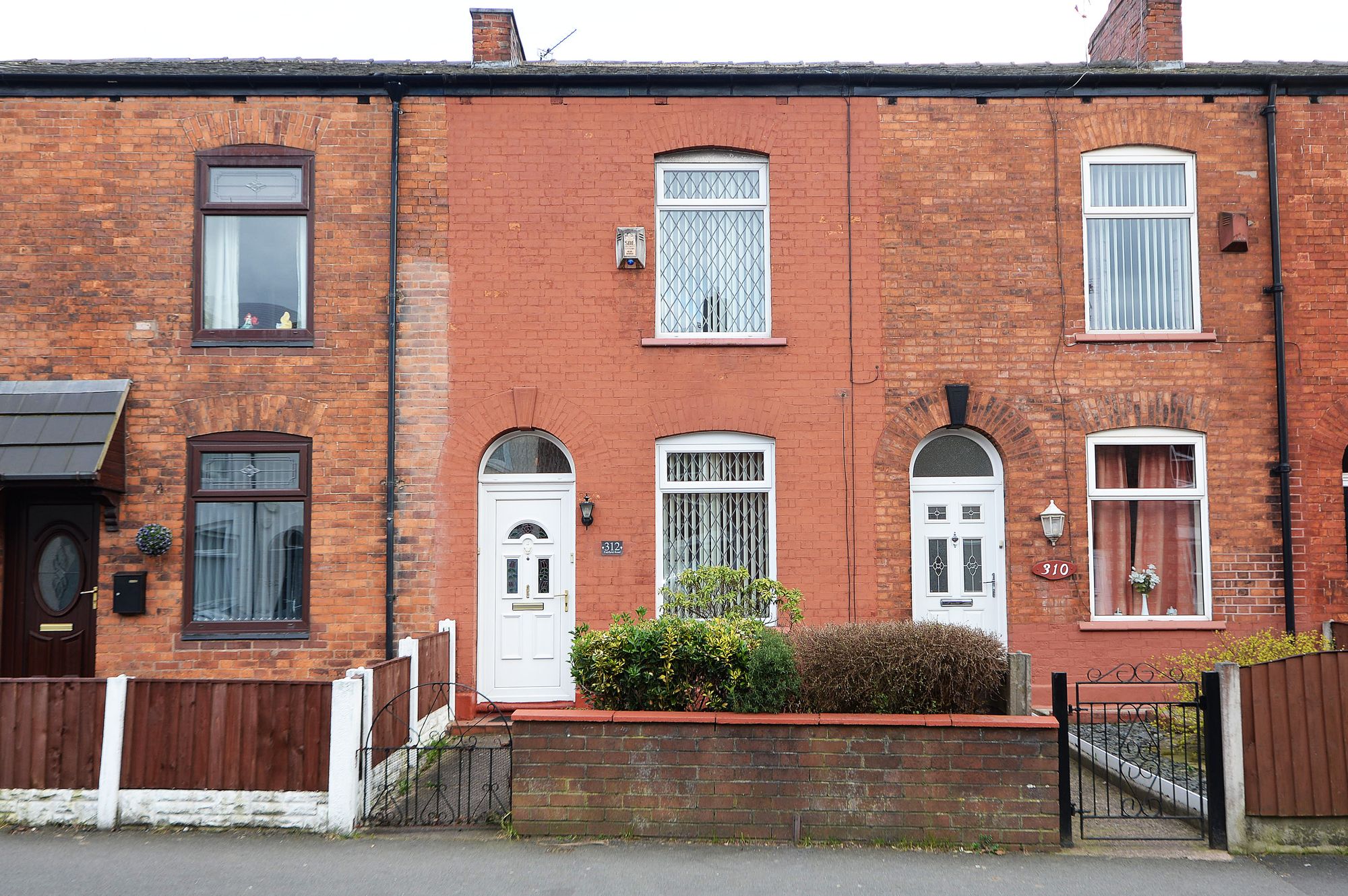 3 Bed Terrace, Oldham